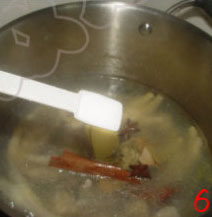 烟熏鸡爪,加入适量的盐;