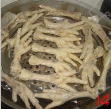 烟熏鸡爪,将控干水分的鸡爪,一个一个摆在蒸篦上面,中间留空隙,太过拥挤,容易上色不匀;
