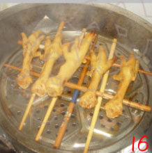 烟熏鸡爪,如果用上面的方法,蒸篦没有孔洞的地方,容易导致上色不匀,建议在蒸篦内放筷子支撑,这样鸡爪和蒸篦之间留有缝隙,烟雾就能熏满鸡身;