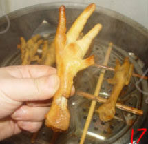 烟熏鸡爪,鸡爪熏好后,取出,在表面刷香油;