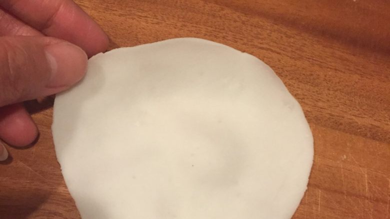 水晶饺,取一小块,擀成饺子皮大小的圆形薄片