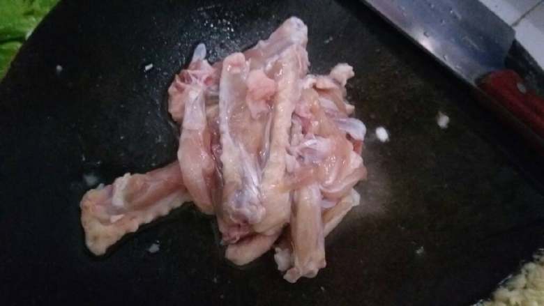 咖喱鸡🐔薯仔(超浓椰浆),其实这个是鸡翅,我把它拆了,加了料酒和盐,糖,生粉腌制!
