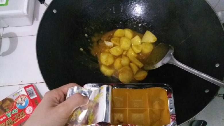 咖喱鸡🐔薯仔(超浓椰浆),这个牌子的咖喱是一块一块的,很方便
