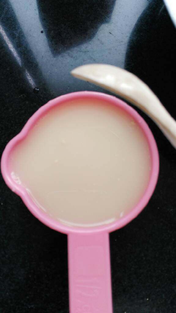 ≈抹茶&红豆扭结面包≈,在温水中倒入干酵母,搅拌均匀