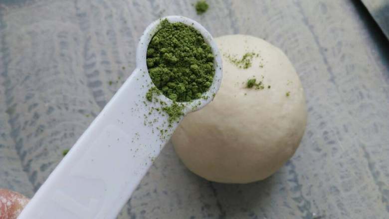 ≈抹茶&红豆扭结面包≈,其中一份撒上抹茶粉