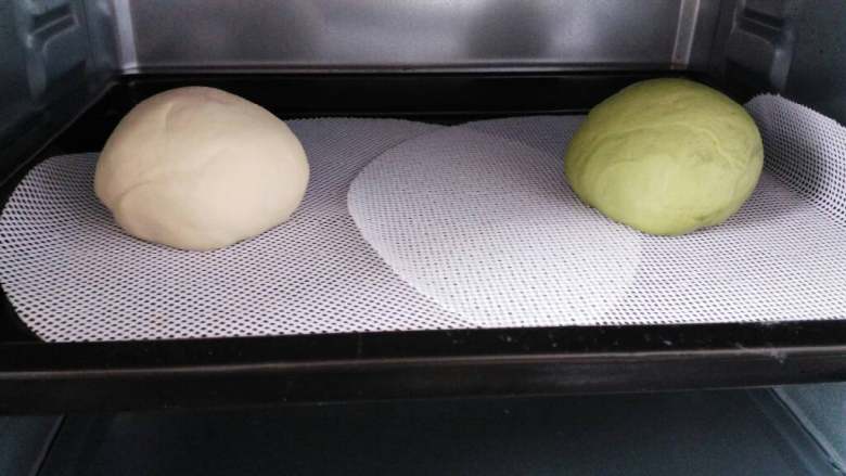 ≈抹茶&红豆扭结面包≈,把两半面团放入温暖处发酵