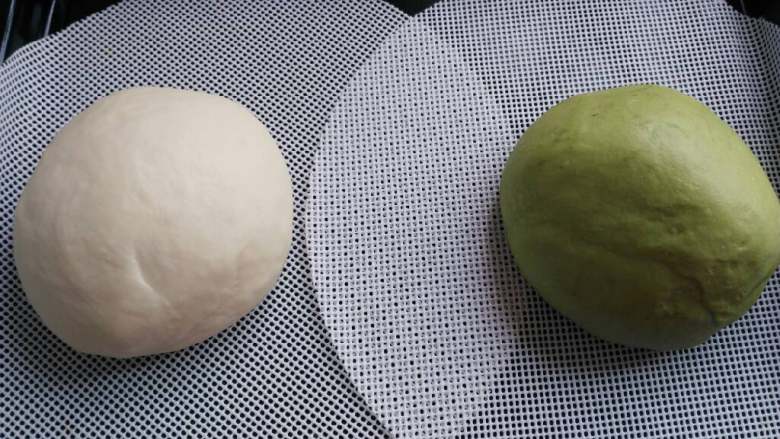 ≈抹茶&红豆扭结面包≈,发酵至两倍大后取出,排气