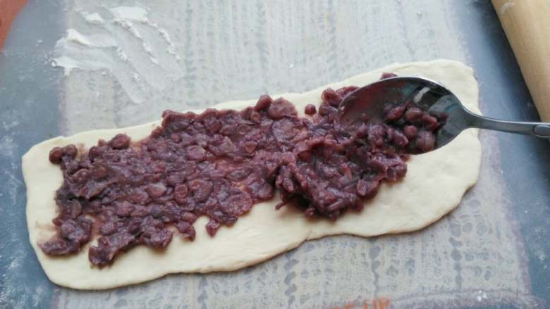 ≈抹茶&红豆扭结面包≈,在白色面皮上均匀铺上红豆杉