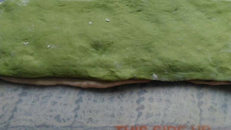 ≈抹茶&红豆扭结面包≈,再将绿色面皮盖在上面