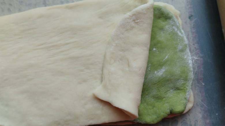 ≈抹茶&红豆扭结面包≈,再铺上另一份白色面皮