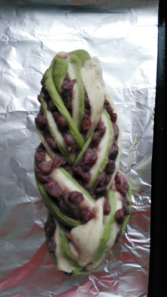≈抹茶&红豆扭结面包≈,并像编辫子一样,编织面皮