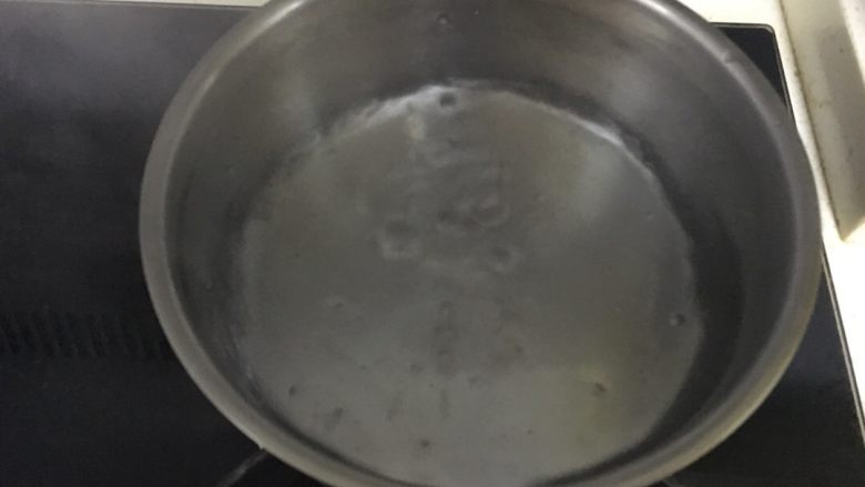 冬阴功汤(泰式酸辣汤),在锅中加入800ml水,煮开。