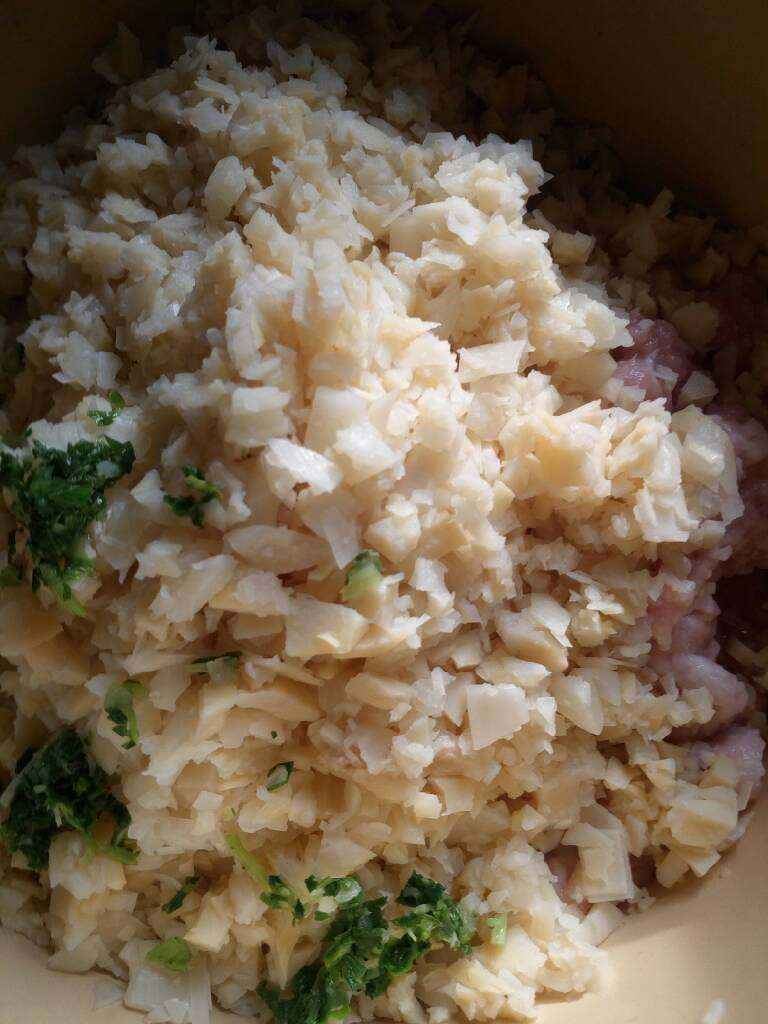 菜笋肉肉包,剁碎,越碎越好