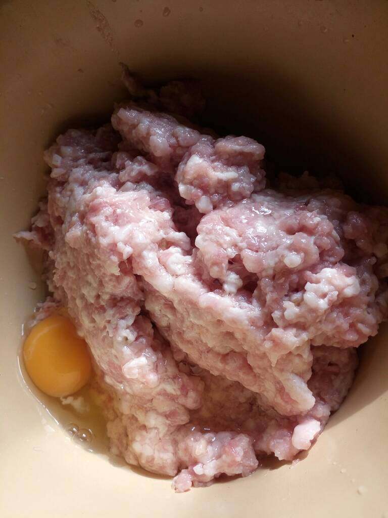 菜笋肉肉包,鸡蛋加入肉中