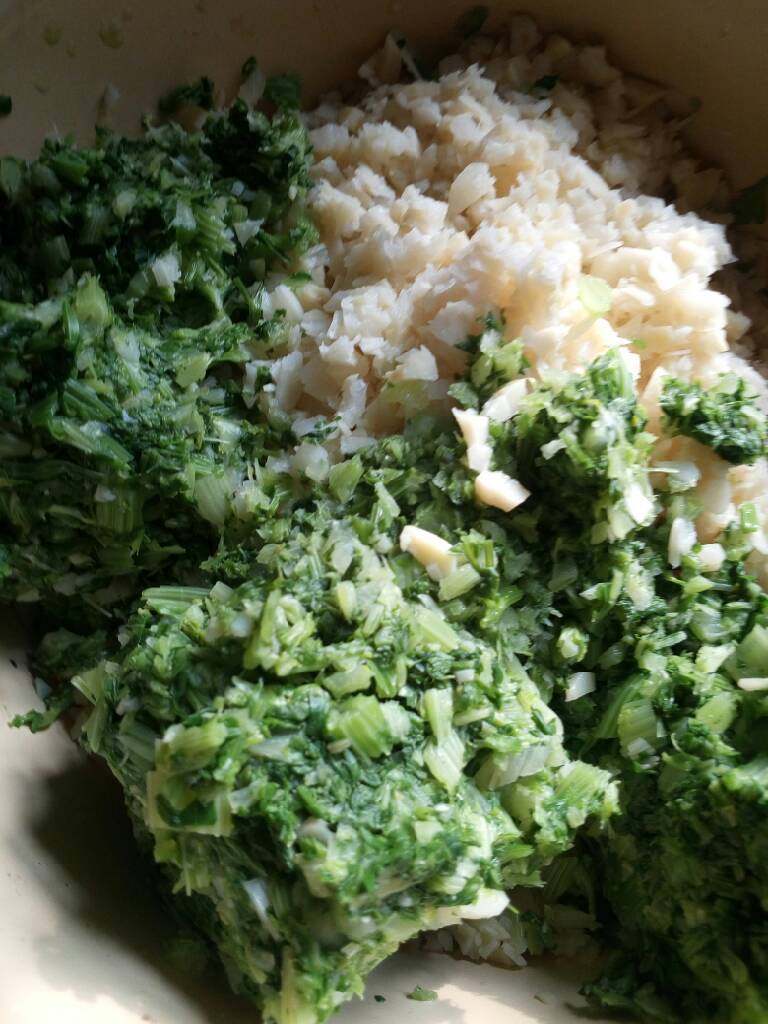 菜笋肉肉包,笋菜也加入,盐,料酒,鸡精也加入,可以试试咸淡