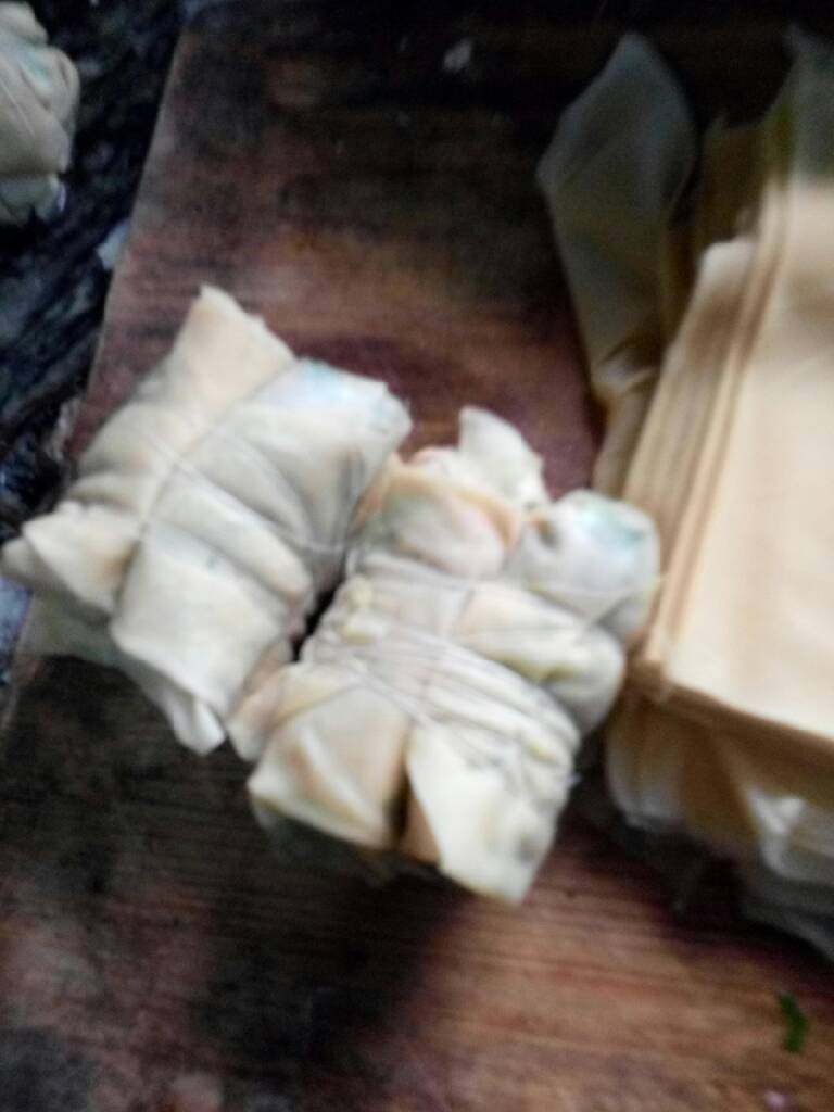 菜笋肉肉包,用线扎紧,我是四个一扎