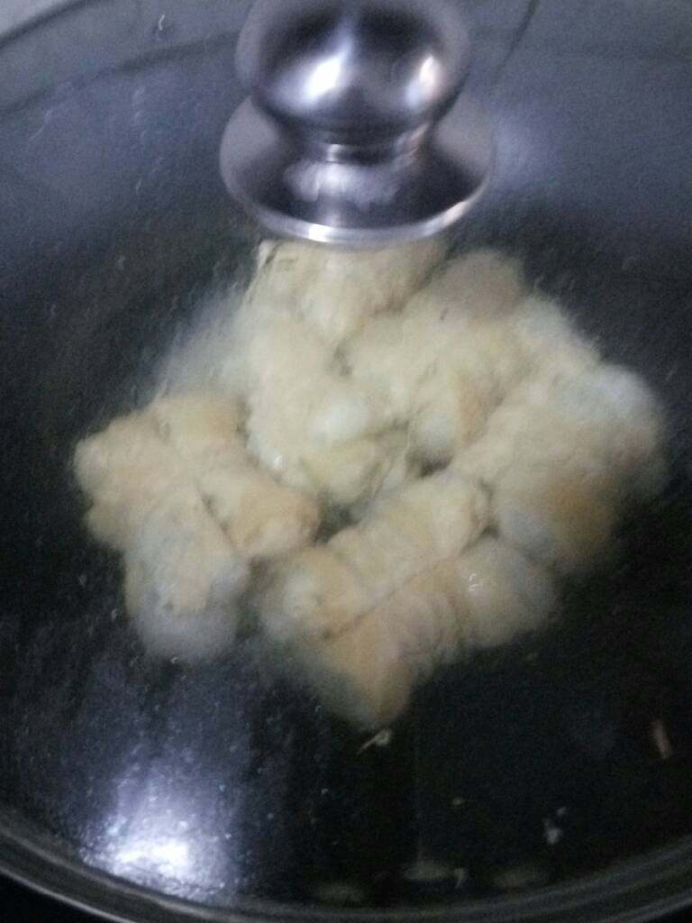 菜笋肉肉包,水里加少许盐,烧五分钟