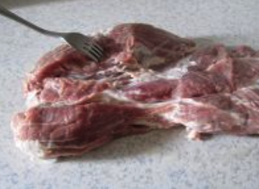 香烤梅花肉,沥干水分后,用叉子扎上许多眼,方便入味