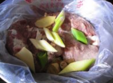 香烤梅花肉,把扎好眼的梅花肉放入食品袋中,加入<a style='color:red;display:inline-block;' href='/shicai/ 3250'>葱</a>姜