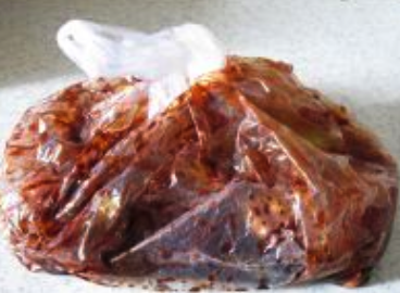 香烤梅花肉,系好食品袋,用手将肉抓匀,放入冰箱冷藏10小时以上