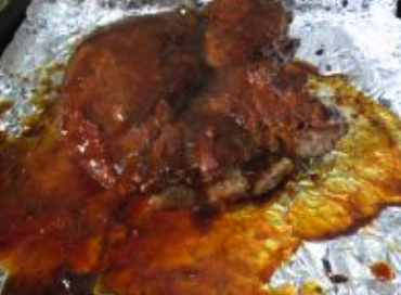 香烤梅花肉,将肉取出翻面,再刷一层腌肉的的酱料。
放回烤箱继续烤30分钟至熟即可