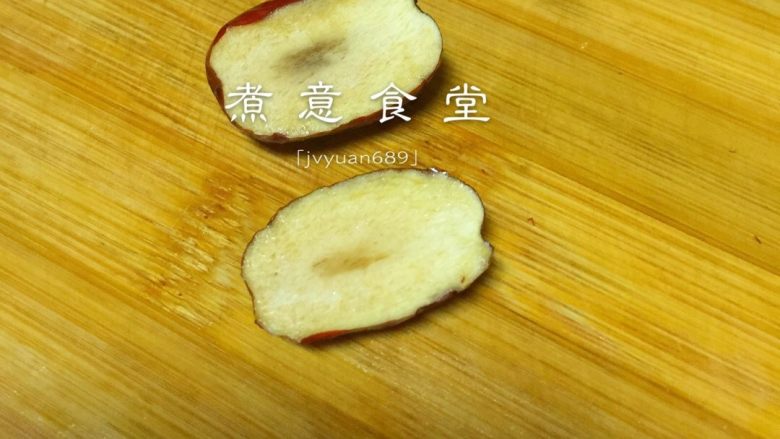 红糖姜枣膏#健康美颜餐#,红枣去壳。我用的<a style='color:red;display:inline-block;' href='/shicai/ 882'>红糖</a>是块状的，所以我在去壳的同时熬<a style='color:red;display:inline-block;' href='/shicai/ 882'>红糖</a>水，<a style='color:red;display:inline-block;' href='/shicai/ 882'>红糖</a>完全融化后关火。去壳的红枣放进果汁机，加适量<a style='color:red;display:inline-block;' href='/shicai/ 882'>红糖</a>水把红枣搅碎备用。