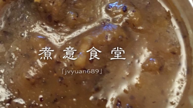 红糖姜枣膏#健康美颜餐#,熬煮这一步我用了面包机的果酱功能,把姜汁、红枣酱和剩余的红糖水放入面包桶,开始果酱功能,熬了两次。入果两次之后感觉还不够浓,可以再增加果酱功能的次数,直到熬出膏状,趁热装瓶。