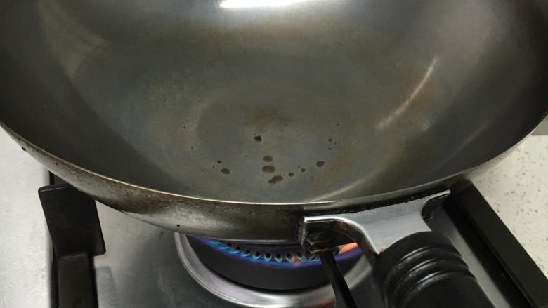莴笋叶炒虾仁,热锅,不放油,等锅烧热后在加入油,这叫热锅冷油,这步很关键,能不能炒出弹性十足的虾就看这步了!