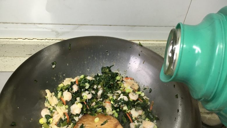 莴笋叶炒虾仁,加少许水后,下淀粉起羹后就可以出锅啦