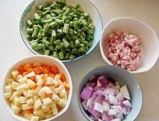 五花肉豆角焖饭,
