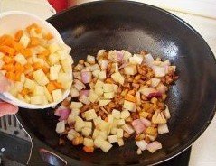 五花肉豆角焖饭,