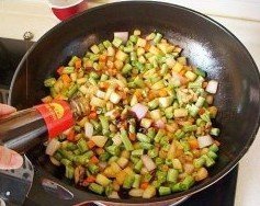 五花肉豆角焖饭,