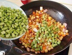 五花肉豆角焖饭,