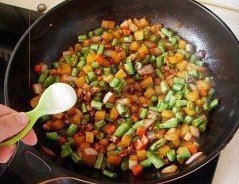 五花肉豆角焖饭,