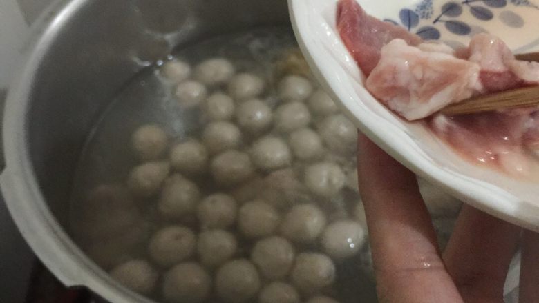潮汕果条汤,骨头汤煲好后过15分钟打开,加入肉丸等3样料