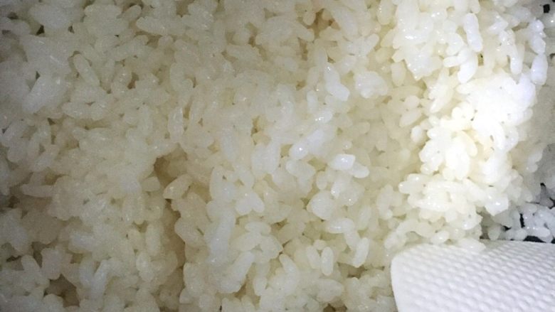 火腿芝士夹心手握,寿司米放电饭煲里煮,比平时少放点水。煮熟后趁热拌入<a style='color:red;display:inline-block;' href='/shicai/ 3729'>白糖</a>。
