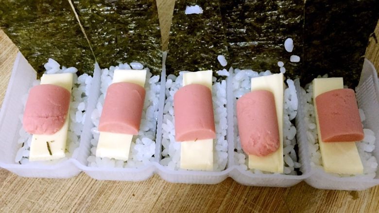 火腿芝士夹心手握,铺火腿肠。