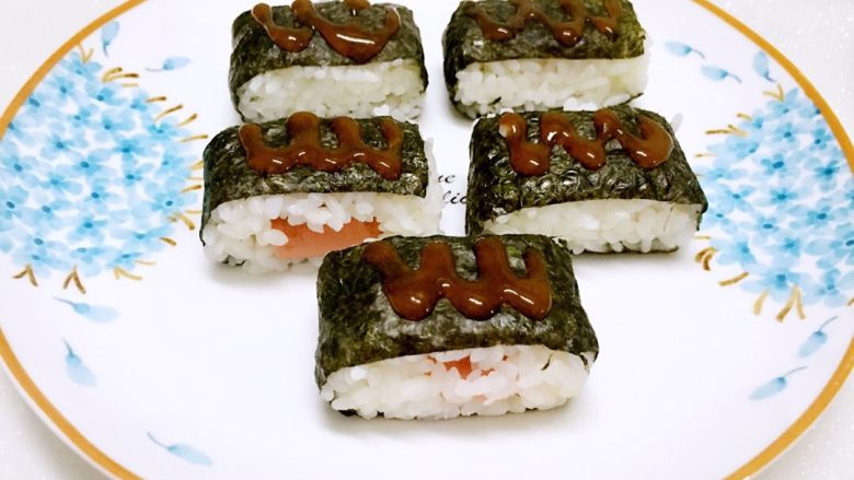 火腿芝士夹心手握,或根据个人口味在上面加沙拉酱,<a style='color:red;display:inline-block;' href='/shicai/ 190763'>泰式甜辣酱</a>或者番茄酱将更加美味哦。