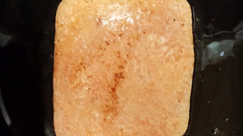 爆浆鸡蛋吐司,加少许橄榄油(我觉得比花生油好 花生油香味比较重 所以没有用花生油)煎香<a style='color:red;display:inline-block;' href='/shicai/ 438'>火腿</a>片 两面都煎成少许金黄 (个人喜好)