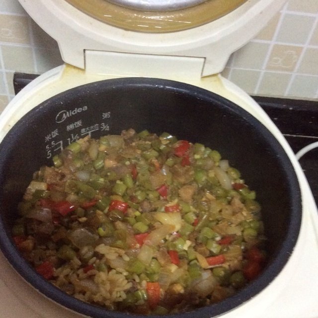 五花肉豆角焖饭,