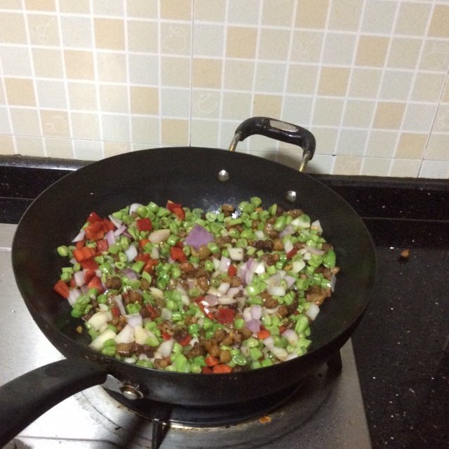 五花肉豆角焖饭,