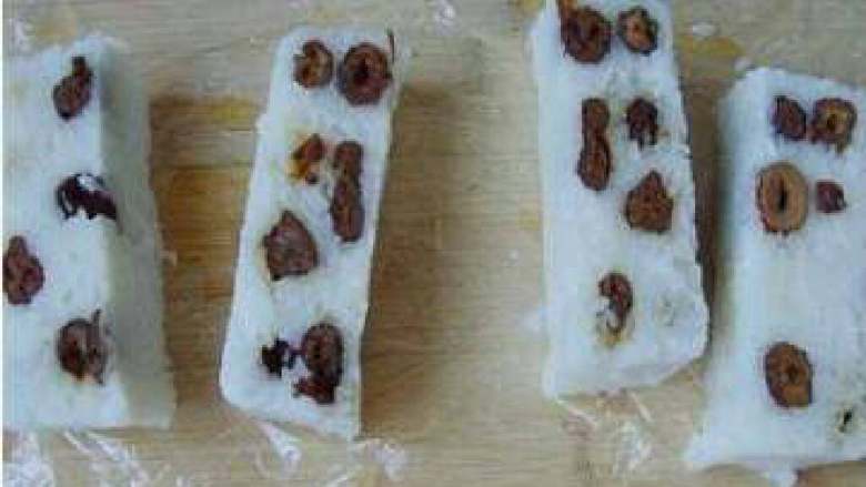 北京小吃:切糕,切成小块即可食用。(也可以适当撒些白糖吃哦)