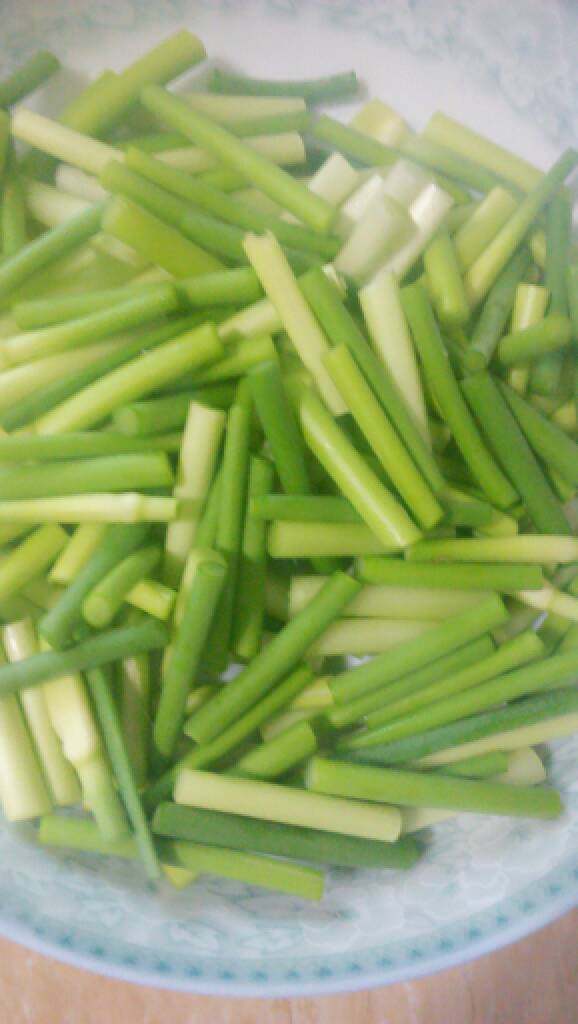 蒜苔炒肉,<a style='color:red;display:inline-block;' href='/shicai/ 146'>蒜苔</a>洗净切段，大火烧热锅，倒入适量油，先把<a style='color:red;display:inline-block;' href='/shicai/ 146'>蒜苔</a>倒入翻炒