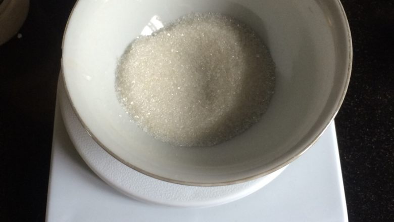 乳酪布丁,称30g糖
我是怕太甜,理论上多放糖也可以