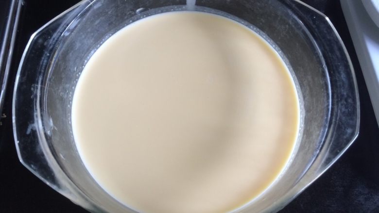 乳酪布丁,用过滤网往复过滤布丁液,我是过滤去了四次