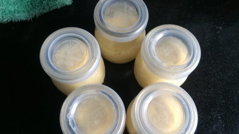 乳酪布丁,加盖,入冰箱放一晚上后即可食用