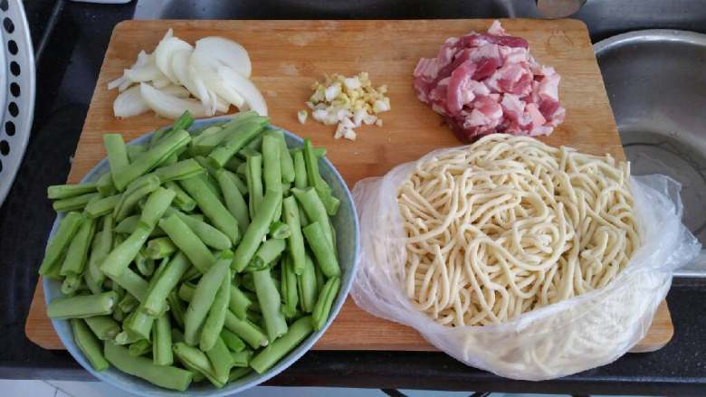 豆角焖面,<a style='color:red;display:inline-block;' href='/shicai/ 414'>猪肉</a>切片，<a style='color:red;display:inline-block;' href='/shicai/ 3639'>豆角</a>掰段，葱姜切末备用。