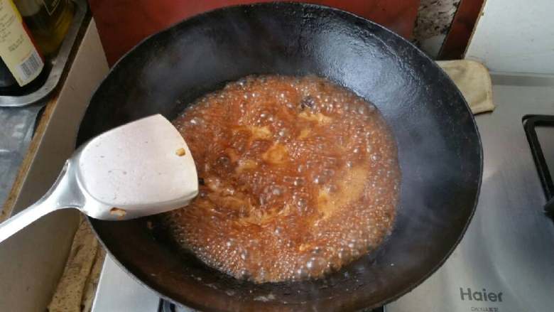 豆角焖面,放入<a style='color:red;display:inline-block;' href='/shicai/ 762'>老抽</a>，<a style='color:red;display:inline-block;' href='/shicai/ 692'>酱油</a>，<a style='color:red;display:inline-block;' href='/shicai/ 721'>蚝油</a>，调色调味。