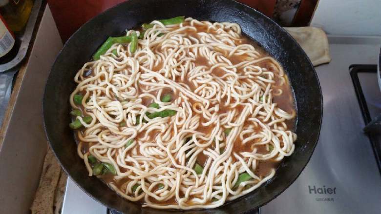豆角焖面,锅中倒入水，与面条平齐，盖上锅盖大火焖。