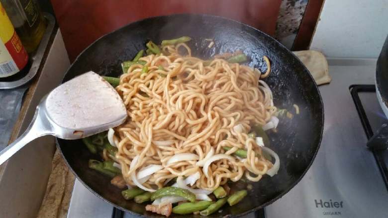 豆角焖面,至水份都被面条吸收关火。